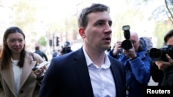 被指控为中国从事间谍活动的克里斯托弗·卡什 (Christopher Cash) 抵达英国伦敦威斯敏斯特地方法院 。(2024年4月26日)