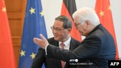 2023年6月19日,德国总统弗兰克-瓦尔特·施泰因迈尔(右)在柏林欢迎中国总理李强。(法新社照片)