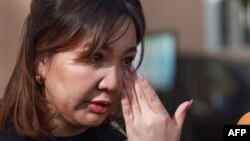 资料图: 2024年5月28日记者乌努尔策策格·纳兰在蒙古首都乌兰巴托的一家法院外参加预审后做出反应。