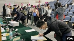 数以百计出席2月25日中大校友评议会周年大会的校友,不满会议突然被腰斩,联署要求召开特别会员大会检讨章则 (美国之音/汤惠芸)