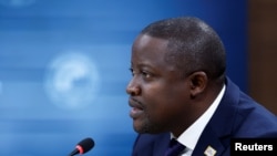 资料照片:2022年12月13日,赞比亚外交部长卡库博在华盛顿与美国国务卿布林肯和刚果民主共和国外交部长卢通杜拉一起参加谅解备忘录签署仪式。(路透社照片)