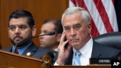 美国众议院新型冠状病毒大流行特别小组委员会主席布拉德·温斯特鲁普(右 Brad Wenstrup)在华盛顿举行的一次听证会上听取美国国家过敏和传染病研究所前所长弗契的证词。 (2024年6月3日)