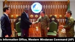 菲律宾军方发布的照片显示,美国国防部长奥斯汀在菲律宾三宝颜省的 Don Basilio Navarro 军营与菲律宾军事总司令琴蒂诺将军(右二)和西棉兰老岛司令加利多中将举行会晤。(2023年2月1日)