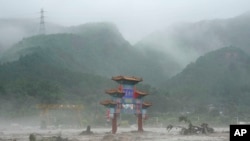 北京郊区妙峰山的牌楼下部被洪水淹没。(2023年7月31日)