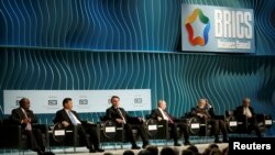 南非总统拉马福萨、中国国家主席习近平、时任巴西总统博尔索纳罗、俄罗斯总统普京和印度总理莫迪在巴西首都巴西利亚出席金砖国家峰会。(资料照片,2019年11月13日)
