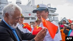 资料照:东帝汶总理夏纳纳 (Xanana Gusmao)在帝力港迎接到访的中国海军“和平方舟”医疗船。(2023年9月10日)