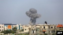 在加沙地带南部与埃及接壤的拉法过境点附近,浓烟高高升起。(2023年10月23日)