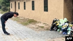 一名男子在中国前总理李克强的安徽定远故居前鞠躬致哀。(2023年10月27日)