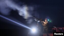 在切尔尼戈夫州,乌克兰某反无人机机动防空部队的军人在战斗中使用机关枪射击。(2024年3月28日)