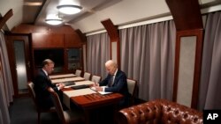 Між Польщею і Україною, де повітряний простір закритий через війну, президент США Джо Байден подорожував залізницею. 20 лютого 2023 р.