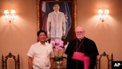 Đức Tổng Giám mục Paul Richard Gallagher, Bộ trưởng Ngoại giao Vatican, phải, kêu gọi giải quyết xung đột một cách hòa bình, nhấn mạnh các khu vực như Biển Đông, trong cuộc họp với Tổng thống Philippines Ferdinand Marcos, ngày 2/7/2024, tại Manilla.