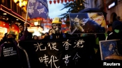示威者在英国伦敦游行支持香港反送中运动。(2019年11月2日)