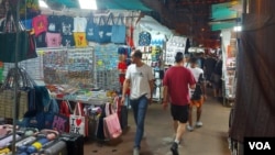 即使是销情最好的香港特色产品摊位,也遇上门可罗雀的情况(美国之音 林淦峰)