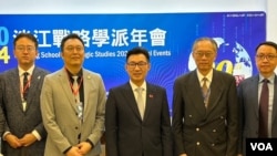 台湾立法院副院长江启臣(中)出席淡江大学战略研究所举办之研讨会,呼吁两岸应恢复对话,同时台湾也应深化对美军事交流合作,凭实力享有和平。(美国之音特约记者杨安摄影)