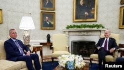 资料照: 拜登总统和众议院议长麦卡锡在白宫举行债务会谈。 (2023年5月9日)