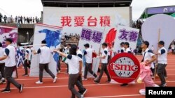 资料照:台积电公司雇员在新竹参加公司的年度运动会。(2023年10月14日)