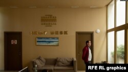 在安纳克利亚酒店工作20年的达塔·加贝利亚望着酒店窗外