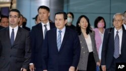 台湾前总统马英九在台北桃园国际机场启程再次访问中国。(2024年4月1日)