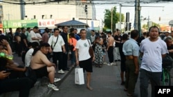 聚集在北京一处劳工人力市场上寻找日结薪水工作的工人。(2023年8月15日)