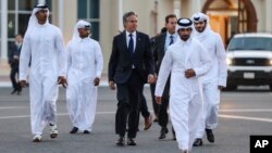 美国国务卿布林肯在卡塔尔官员陪同下离开多哈。(2024年6月12日)