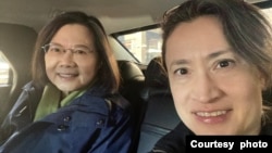 台湾总统蔡英文(左)过境美国与台湾驻美大使萧美琴合照(照片来源:萧美琴脸书)