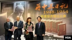 蒋家代表蒋方智怡和蒋经国国际学术交流基金会董事长钱复接受赠书。 (美国之音记者林乃绢拍摄)
