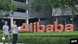 周江勇与阿里巴巴创始人马云关系密切,曾以杭州市委书记的身份授予马云“功勋杭州人”的荣誉称号。资料照