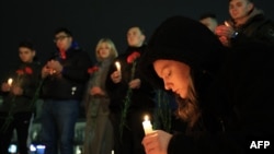 2024年3月22日,在克里米亚辛菲罗波尔市中心,人们献上鲜花,点燃蜡烛,纪念莫斯科音乐会枪击事件的受害者 .(法新社)