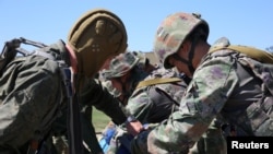 资料照片:白俄罗斯国防部于2024年7月9日发布的照片显示士兵在参加中国与白俄罗斯“雄鹰突击”联合军事演习。