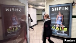 2024年3月8日,英国伦敦一名女子走过地铁走道旁希音的广告牌。(路透社照片)