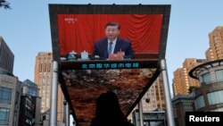 北京街头大型电子屏幕播放中共领导人习近平出席中共20届三中全会的视频图像。(2024年7月18日)
