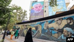 伊朗德黑兰街头树立的哈马斯新领导人辛瓦尔的画像和宣传画。(2024年8月12日)