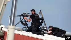 2024年7月13日,共和党总统候选人、前总统唐纳德·特朗普在宾夕法尼亚州巴特勒举行的一场竞选活动上发表讲话时,警方狙击手开枪还击。