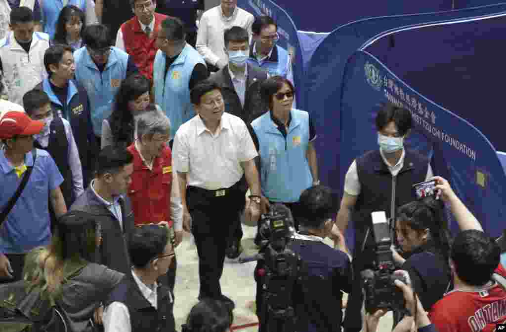 ထိုင်ဝမ်ဝန်ကြီးချုပ် ချန်ချီအမ်ယန်က ငလျင်ဘေးသင့်သူတွေကို လိုက်လံအားပေးစကား ပြောကြားခဲ့ပါတယ်။ နေအိမ်တွေမှာ နေထိုင်လို့မရသူတွေအတွက် ယာယီကယ်ဆယ်ရေးစခန်းတွေ ဖွင့်လှစ်ပေးထားတာပါ။ ဧပြီ ၄၊ ၂၀၂၄