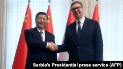 塞尔维亚总统亚历山大·武契奇(Aleksandar Vucic)与到访的中国国家主席习近平握手。 (2024年 5月8日)