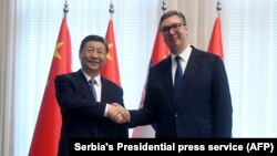 塞尔维亚总统亚历山大·武契奇(Aleksandar Vucic)与到访的中国国家主席习近平握手。 (2024年 5月8日)