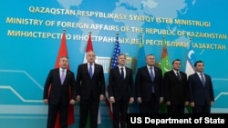 2023 年 2 月 28 日,在哈萨克斯坦阿斯塔纳举行的美国-中亚 (C5+1) 外长级会议上,美国国务卿与中亚五国外长合影。