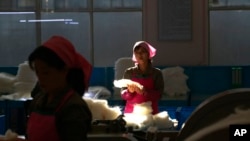 资料照片:平壤金正淑丝绸厂的女工。(2019年11月26日)