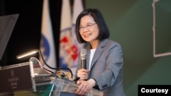 《卫报》星期六独家报道,为避免激怒中国,英国外交部要求台湾前总统蔡英文延后访英行程。图为蔡英文5月在台北出席福尔摩沙人公共事务会成立40周年的庆祝活动。(照片来自蔡英文推特)