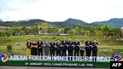 资料照片:缅甸常任秘书玛拉丹泰(左一)出席在老挝举行的东盟外长会议。(2024年1月29日)