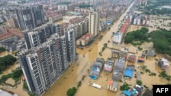 中国广东省清远市遭洪水袭击街道房屋被淹。(2024年4月22日)