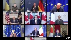 2022年10月11日,七大工业国组织(G7)领导人同乌克兰总统泽连斯基举行视频会议,乌克兰总统泽连斯基(左上角)与日本首相岸田文雄(右下角)同框出现视频银幕上。
