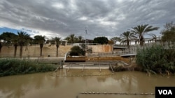 资料照片:在据信是耶稣受洗处的约旦河外伯大尼考古遗迹附近,约旦境内的东岸与以色列管辖的西岸一侧咫尺相隔。在以色列与哈马斯战争爆发后,西岸一侧关闭,游客全无。(2023年10月15日)