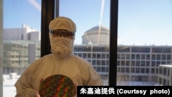 麻省理工学院博士生朱嘉迪手持8英寸晶圆。(朱嘉迪提供)