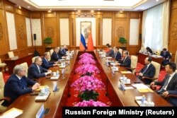 中国外长王毅与俄罗斯外长拉夫罗夫在北京举行会谈。(2023年10月16日)