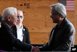 英伟达CEO黄仁勋(右)与台湾半导体企业家,曾任台积电董事长的张忠谋在美国凤凰城台积电正在施工的设施里见面。(2022年12月6日)