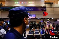 台湾前总统马英九访问中国12天后返台抵达桃园国际机场时受到他的支持者的欢迎。(2023年4月7日)