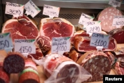 意大利罗马的一个农产品市场里陈列着肉类制品的柜台。(2024年6月17日)