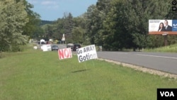 资料照片:密歇根州格林镇路旁反对中国国轩公司设厂的标语,上面写着“国轩,滚开” 。(美国之音郁岗拍摄)