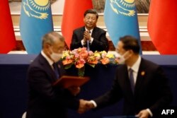 中国领导人习近平在西安举行的中亚峰会前出席中国与中亚国家哈萨克斯坦的协议签订仪式。(2023年5月17日)